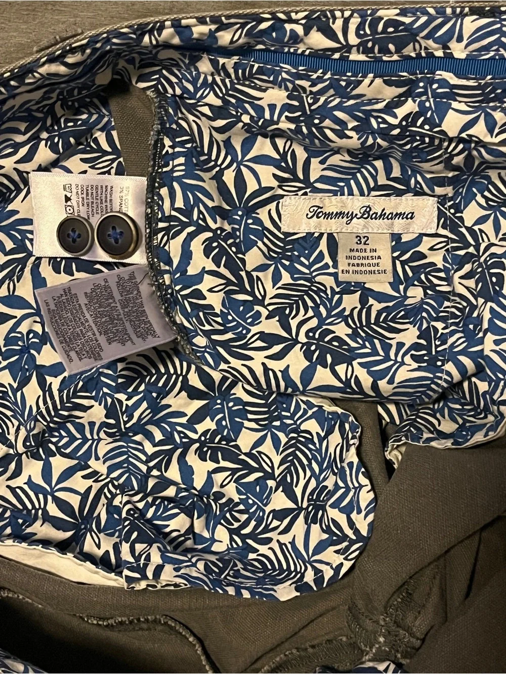 Tommy Bahama Men's Gray Cargo Shorts with Floral Waistband